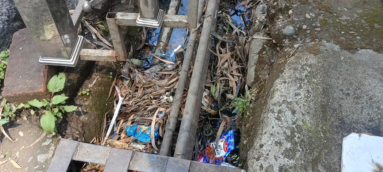 नगर निगम हमीरपुर के तहत वार्ड नंबर चार में निकासी नाली के बंद होने के कारण जमा गंदा पानी। संवाद