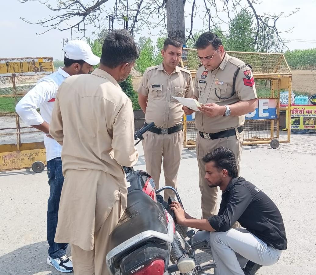 नाकाबंदी के दौरान चेकिंग करती पुलिस। प्रवक्ता नाकाबंदी के दौरान चेकिंग करती पुलिस। प्रवक्ता