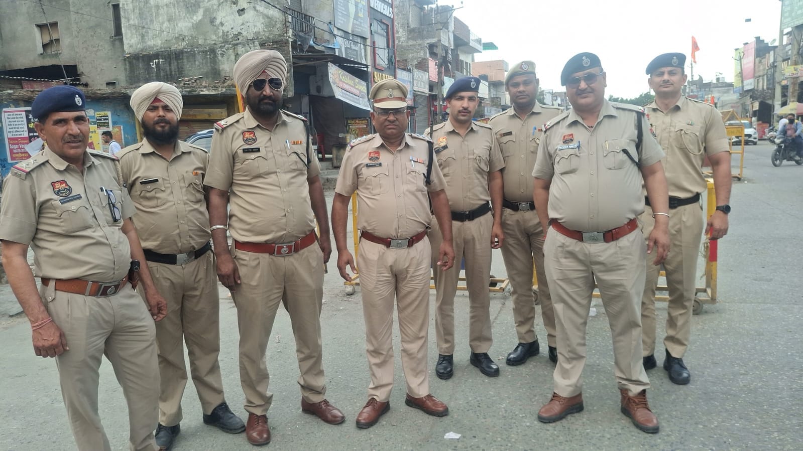 नाकाबंदी के दौरान चेकिंग करती पुलिस। प्रवक्ता नाकाबंदी के दौरान चेकिंग करती पुलिस। प्रवक्ता