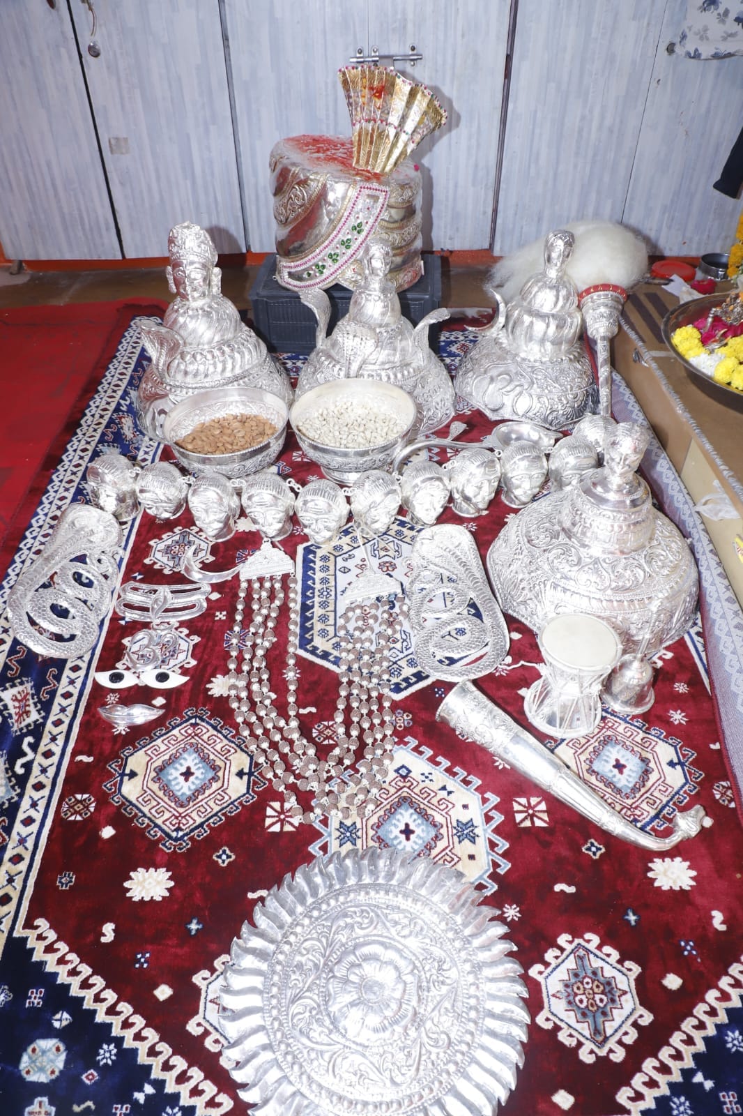 बाबा महाकाल को चढ़ाए 70 लाख के आभूषण