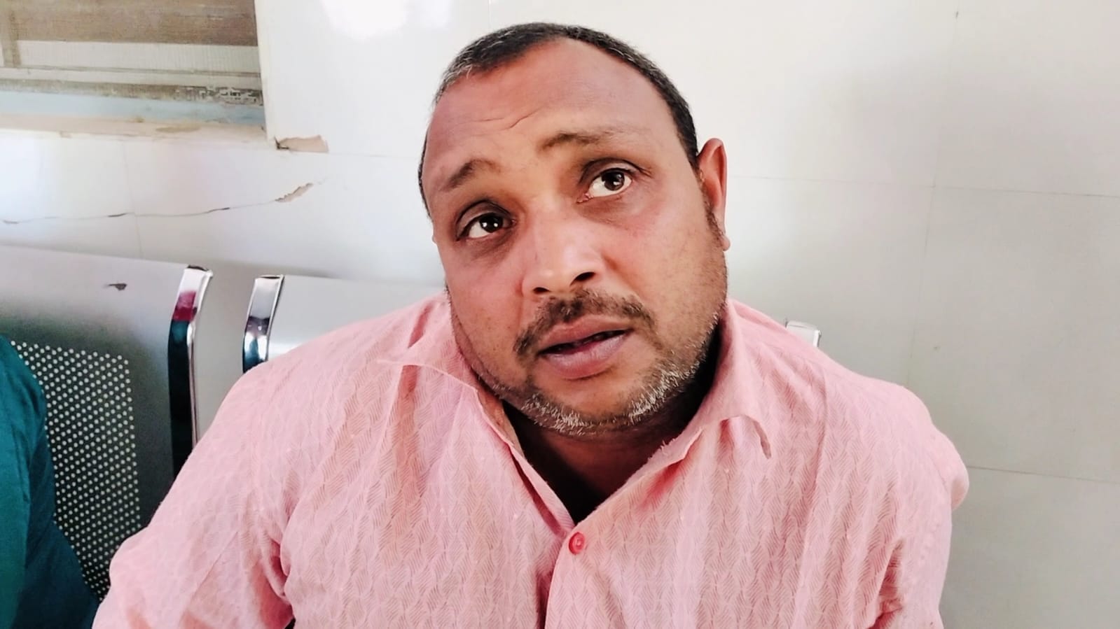 पुराने जिला अस्पताल में प्रमाण पत्र बनवाने को इंतजार करते दिव्यांग। संवाद पुराने जिला अस्पताल में प्रमाण पत्र बनवाने को इंतजार करते दिव्यांग। संवाद