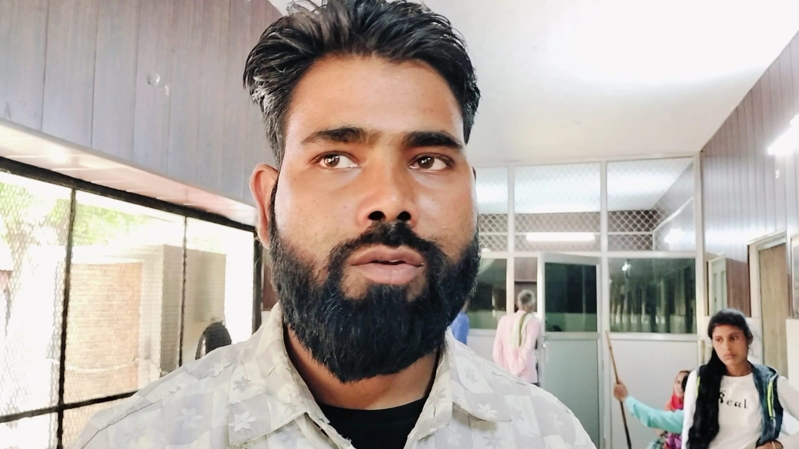 पुराने जिला अस्पताल में प्रमाण पत्र बनवाने को इंतजार करते दिव्यांग। संवाद पुराने जिला अस्पताल में प्रमाण पत्र बनवाने को इंतजार करते दिव्यांग। संवाद