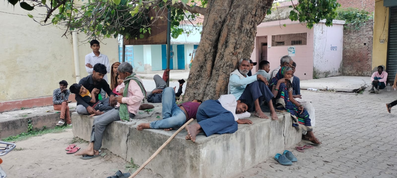 पुराने जिला अस्पताल में प्रमाण पत्र बनवाने को इंतजार करते दिव्यांग। संवाद पुराने जिला अस्पताल में प्रमाण पत्र बनवाने को इंतजार करते दिव्यांग। संवाद