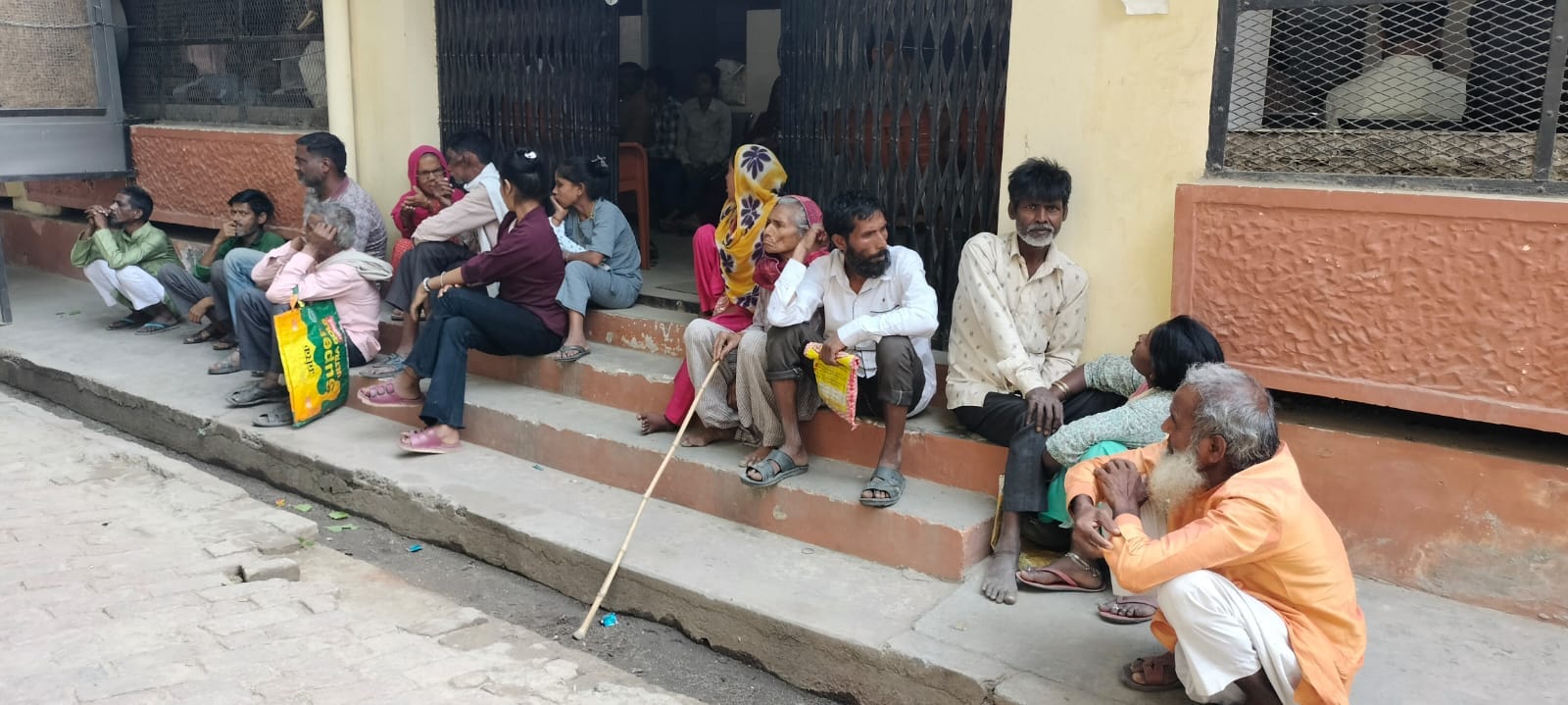पुराने जिला अस्पताल में प्रमाण पत्र बनवाने को इंतजार करते दिव्यांग। संवाद पुराने जिला अस्पताल में प्रमाण पत्र बनवाने को इंतजार करते दिव्यांग। संवाद