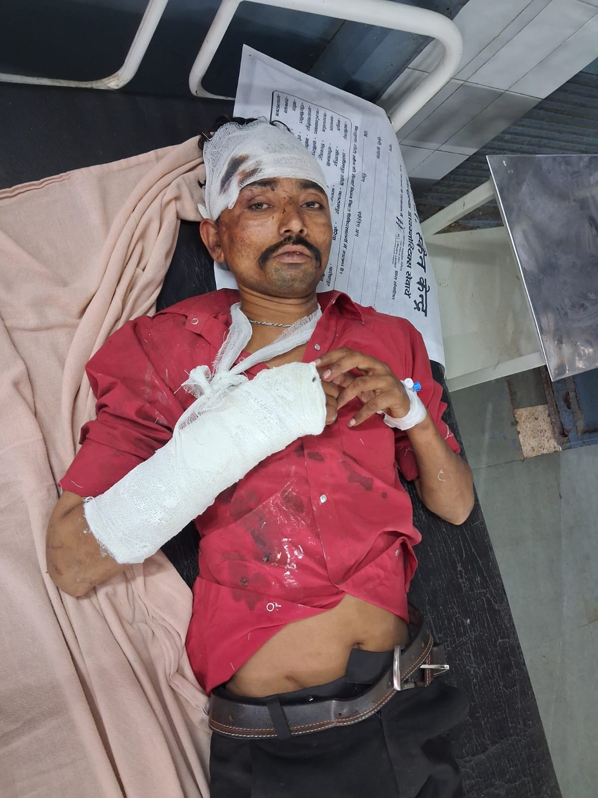 रात में बोलेरो पलटने से घायल वीरू मेडिकल कॉलेज की इमरजेंसी में इलाज के बाद निकला- संवाद रात में बोलेरो पलटने से घायल वीरू मेडिकल कॉलेज की इमरजेंसी में इलाज के बाद निकला- संवाद