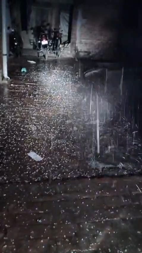 रविवार शाम को हुई तेज बारिश में भीगते जाते लोग। संवाद