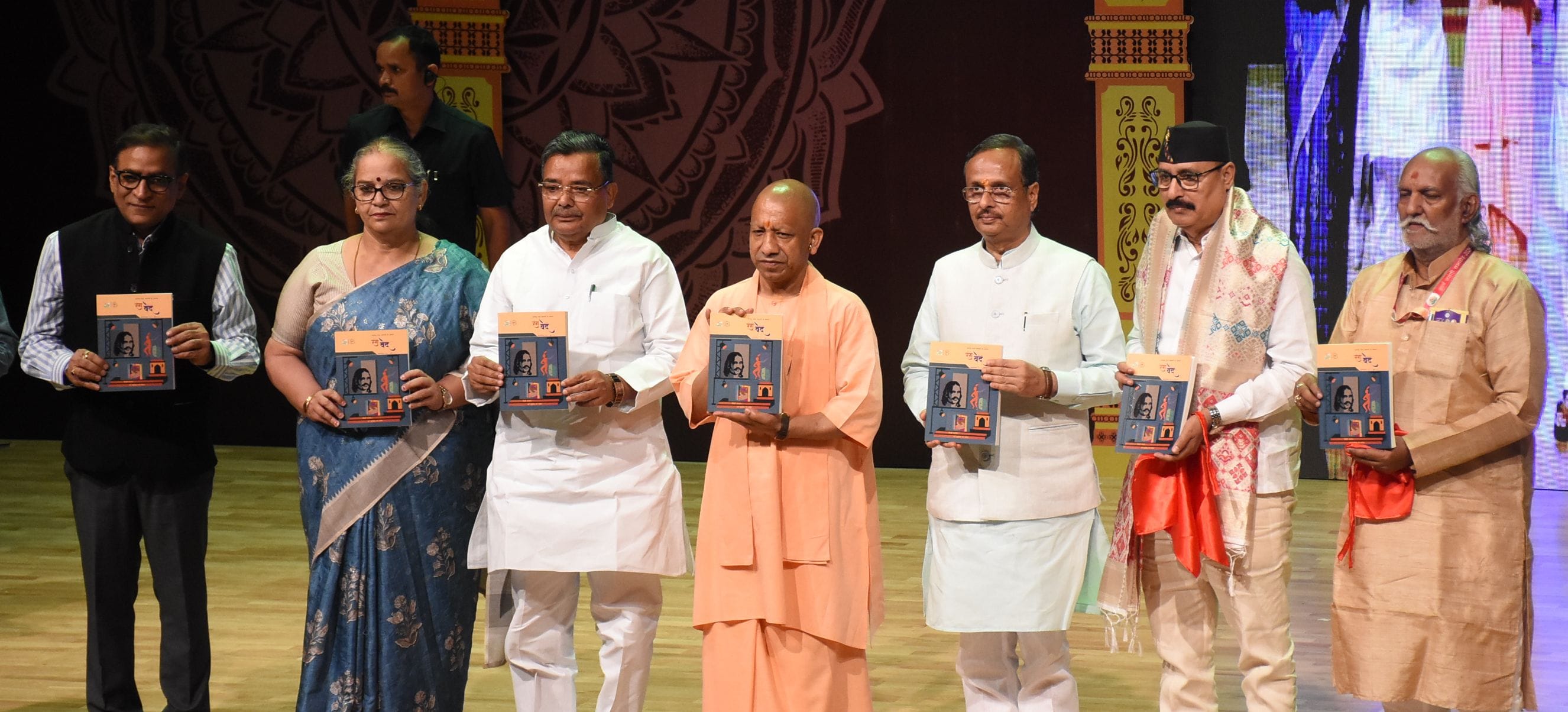 समारोह में हुआ कलाकारों का सम्मान और गूंजी प्रस्तुतियों की ध्वनि। 