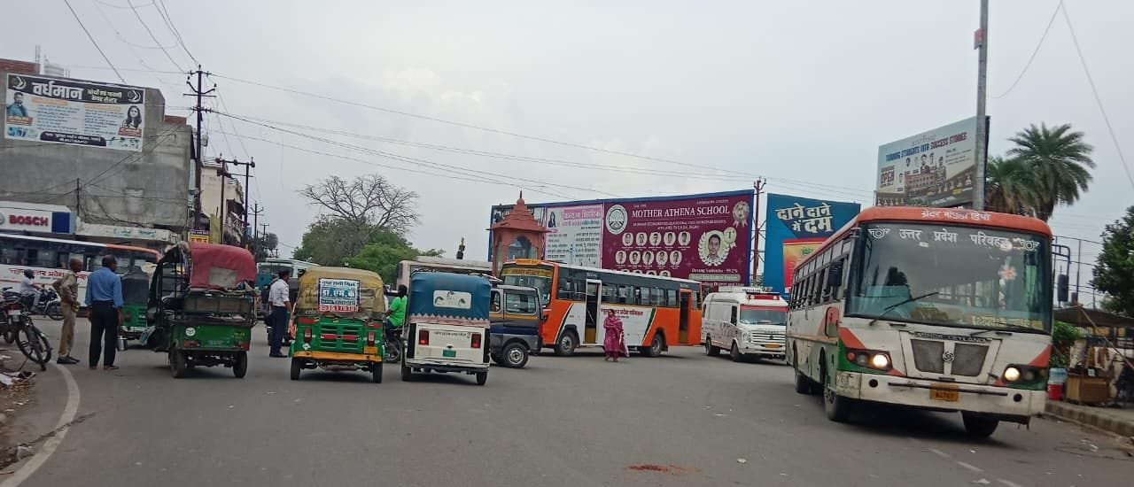 शहर के लावेला चौक पर लगा जाम। संवाद