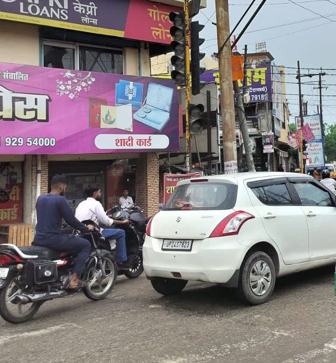 शहर के लावेला चौक पर लगा जाम। संवाद