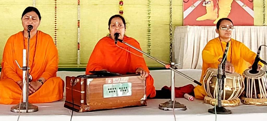 दिव्य ज्योति जागृति संस्थान आश्रम व्यासपुर में सत्संग के दौरान उपस्थित श्रद्धालु। संस्थान