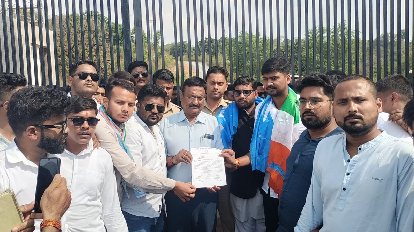 विश्वविद्यालय में प्रदर्शन करते हुए एनएसयूआई