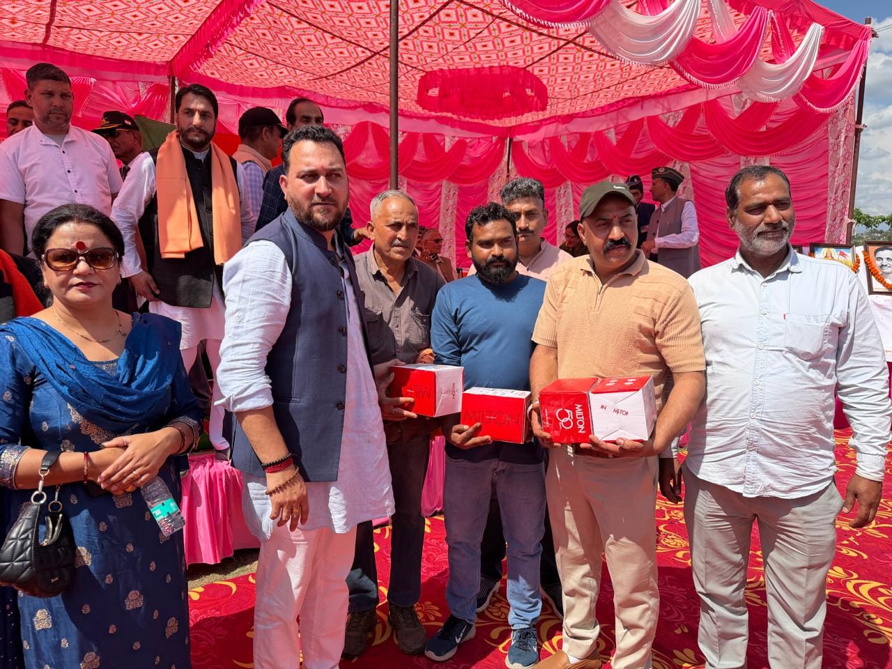 विधायक आशीष शर्मा महिला मंडल सदस्यों को सम्मानित करते हुए। स्रोत : जागरूक विधायक आशीष शर्मा महिला मंडल सदस्यों को सम्मानित करते हुए। स्रोत : जागरूक