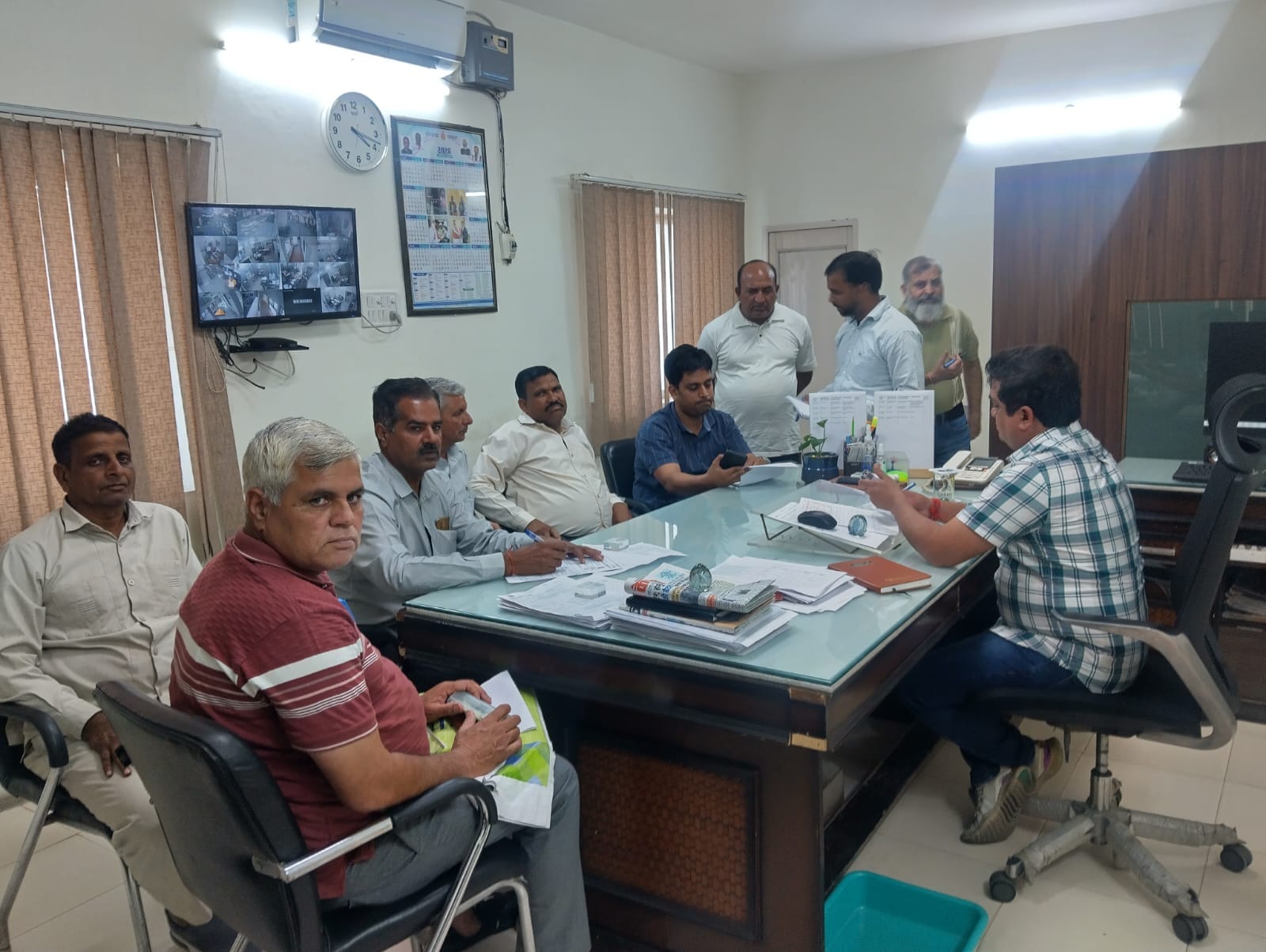 यमुनानगर में एक्सईएन दिनेश गाबा से बात करते कर्मचारी। स्वयं