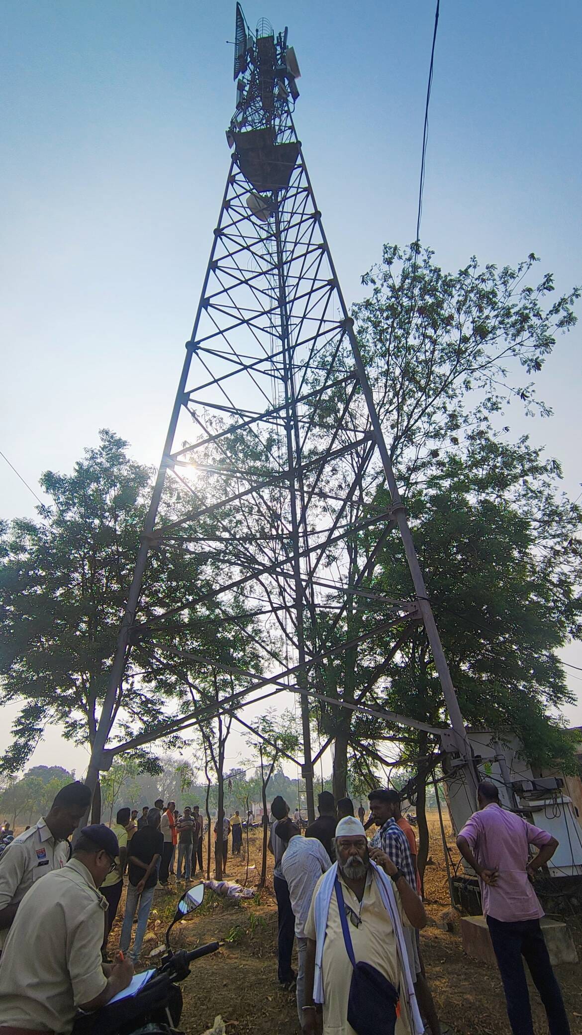 युवक ने मोबाइल टॉवर से कूदकर की खुदकुशी युवक ने मोबाइल टॉवर से कूदकर की खुदकुशी