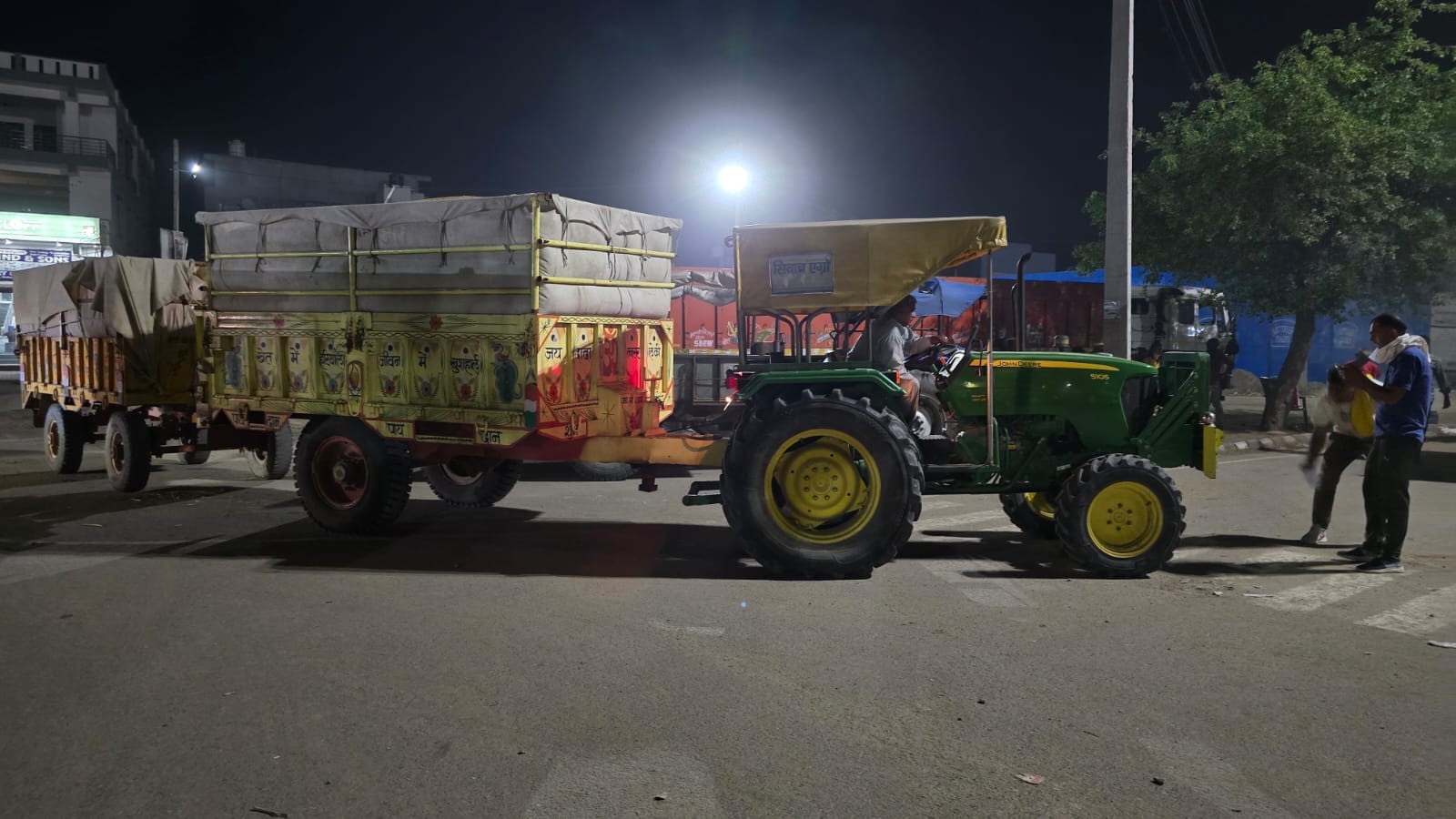 06jjrp18- झज्जर। झज्जर अनाज मंडी में बायोमैट्रिक के लिए लाइन में लगे किसान। संवाद