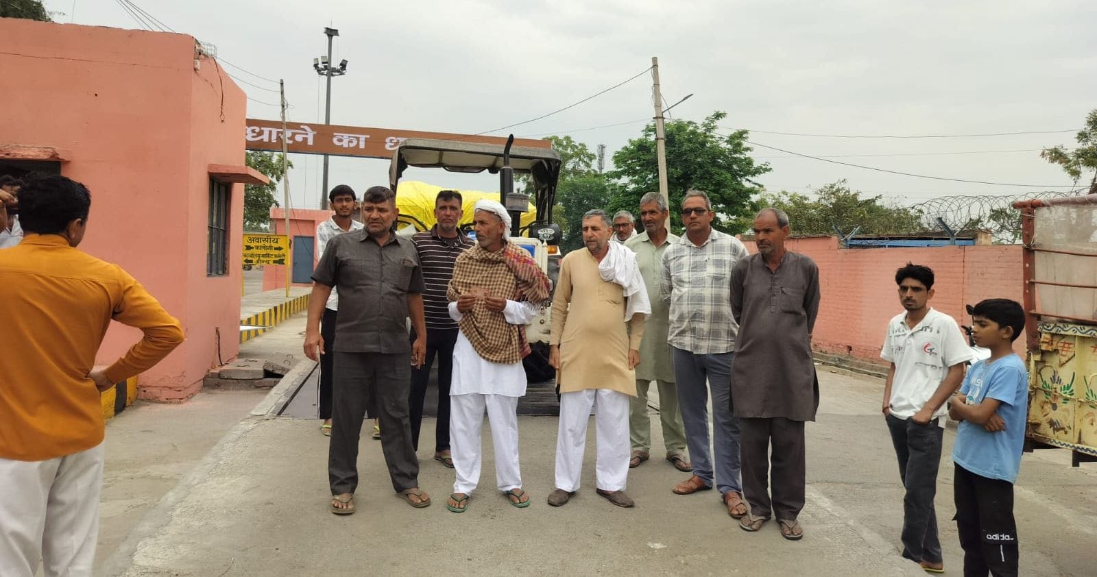 07जेएनडी10: सर्वर डाउन होने के बाद गेट पास नहीं कटने से मुख्य सड़क तक लगी अनाजमंडी में ट्रालियो