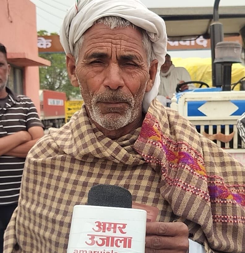 07जेएनडी10: सर्वर डाउन होने के बाद गेट पास नहीं कटने से मुख्य सड़क तक लगी अनाजमंडी में ट्रालियो