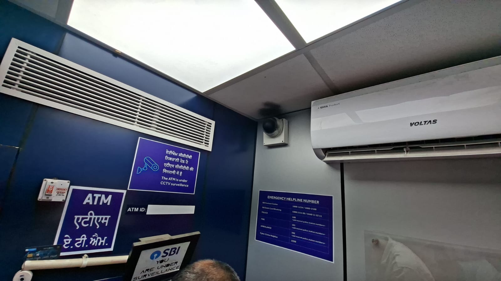 अंबाला सिटी के दो खंभा चौक पर एटीएम मशीन तोड़ने का प्रयास होने के बाद पुलिस की टीम जांच करती हु