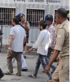 अदालत से सजा के  बाद अभियुक्तों को ले जाती पुलिस : वीडियोग्रेब