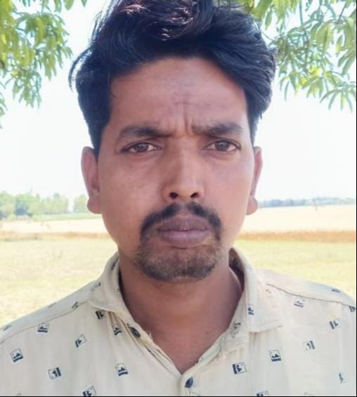 डांडेकुईयां गांव में खेत के ऊपर झूलते तार।