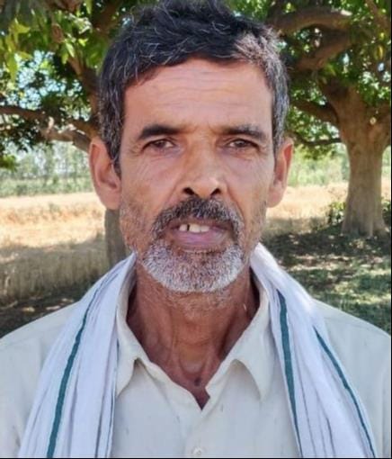 डांडेकुईयां गांव में खेत के ऊपर झूलते तार।