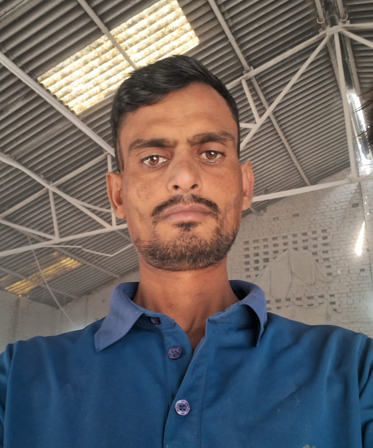 एनएचनौ की सर्विस रोड पर टक्कर से क्षतिग्रस्त बस। संवाद