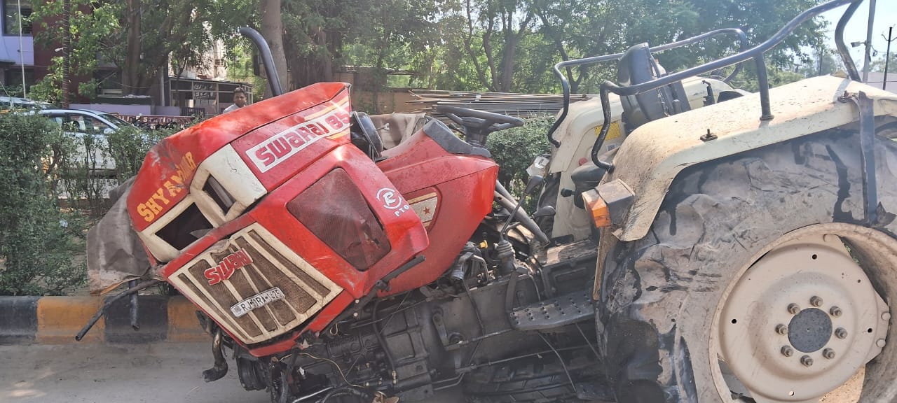 एनएचनौ की सर्विस रोड पर टक्कर से क्षतिग्रस्त बस। संवाद