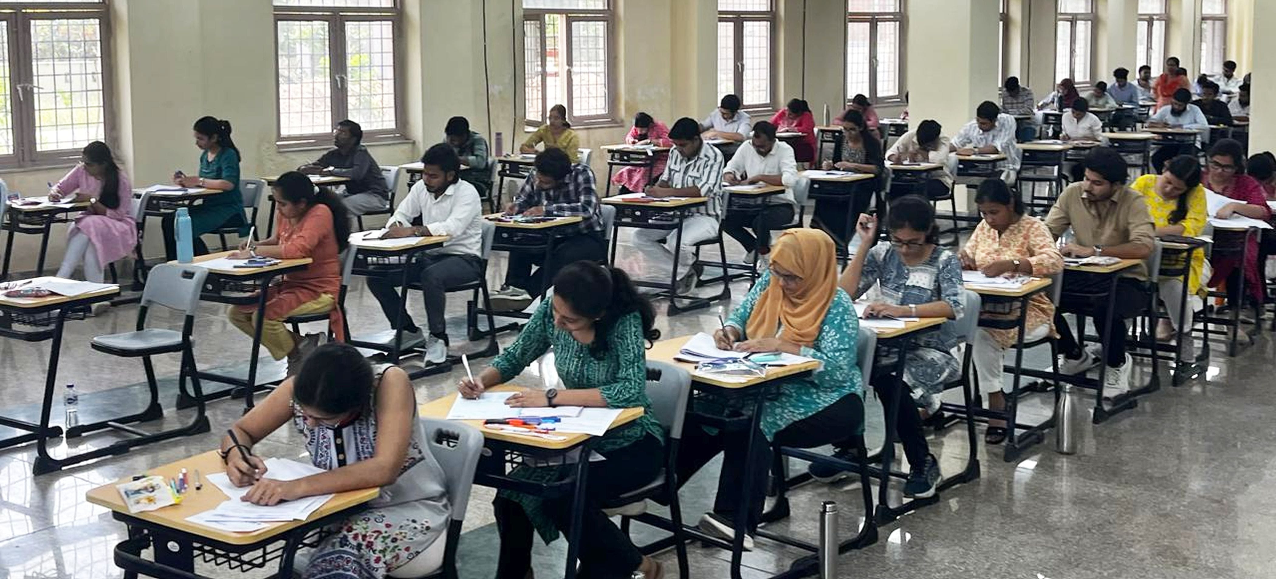 फोटो-01-मेडिकल काॅलेज में परीक्षा देते एमबीबीएस के अंतिम वर्ष के छात्र-छात्राएं। संवाद