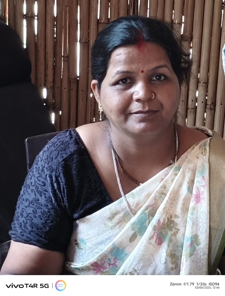 फोटो 06 सीकेटीपी-18- गैस एजेंसी के बाहर खड़े लोग। संवाद