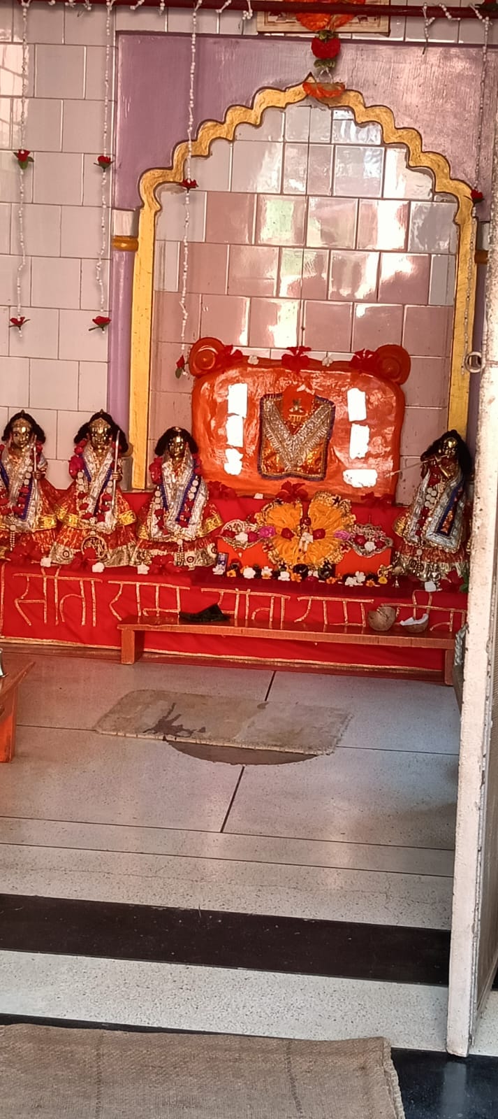 फोटो-06सीकेटीपी 11 चोरों द्वारा मंदिर के दरवाजे की काटी गई कुंडी। संवाद फोटो-06सीकेटीपी 11 चोरों द्वारा मंदिर के दरवाजे की काटी गई कुंडी। संवाद