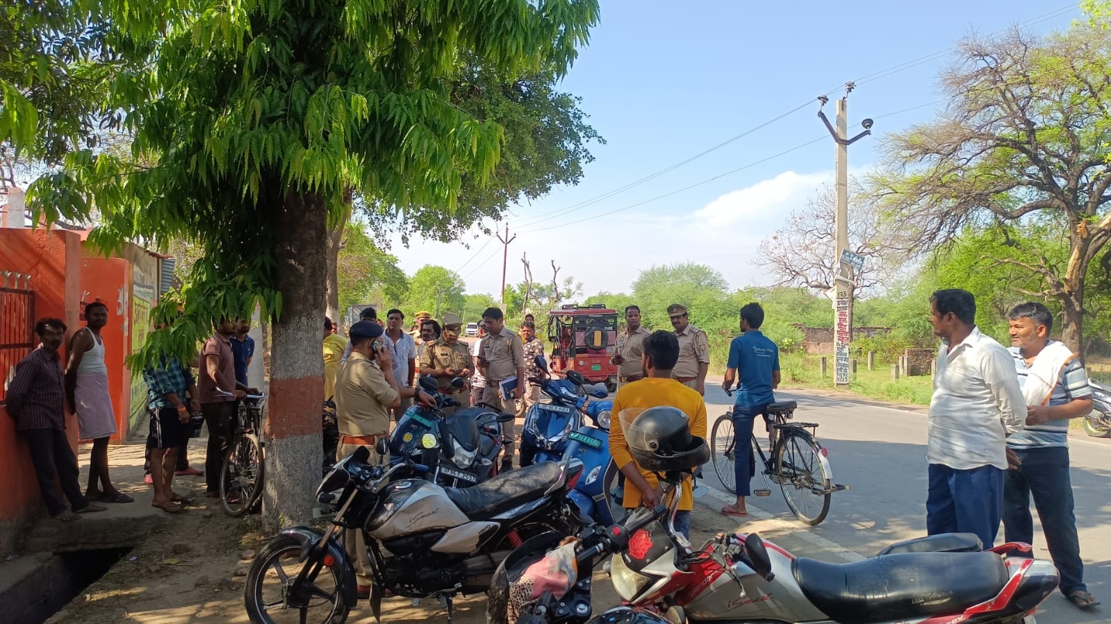 फोटो-06सीकेटीपी 11 चोरों द्वारा मंदिर के दरवाजे की काटी गई कुंडी। संवाद फोटो-06सीकेटीपी 11 चोरों द्वारा मंदिर के दरवाजे की काटी गई कुंडी। संवाद