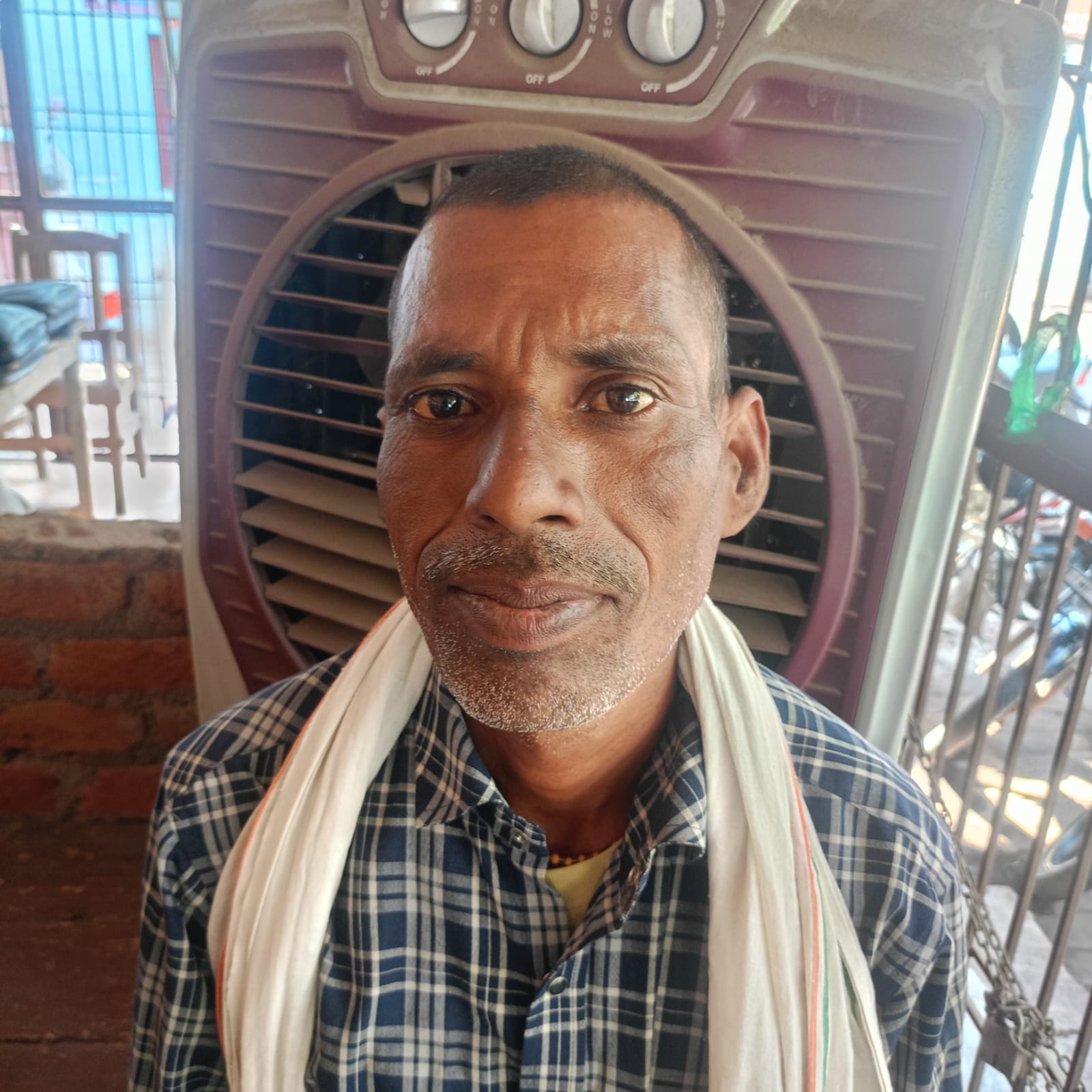 फोटो 06सीकेटीपी 22 अशोह गांव में खेत में गेहूं फसल काटते किसान। संवाद