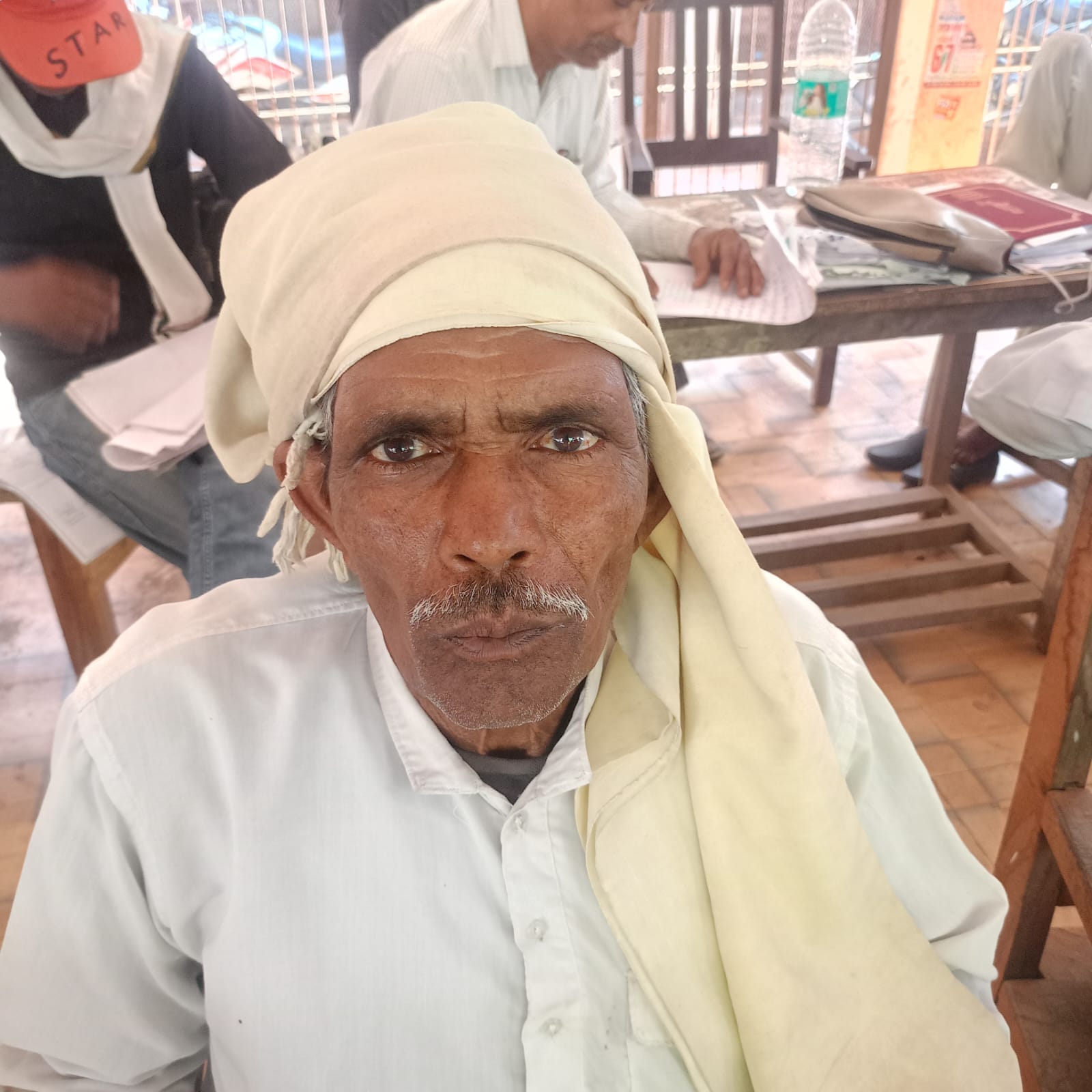 फोटो 06सीकेटीपी 22 अशोह गांव में खेत में गेहूं फसल काटते किसान। संवाद