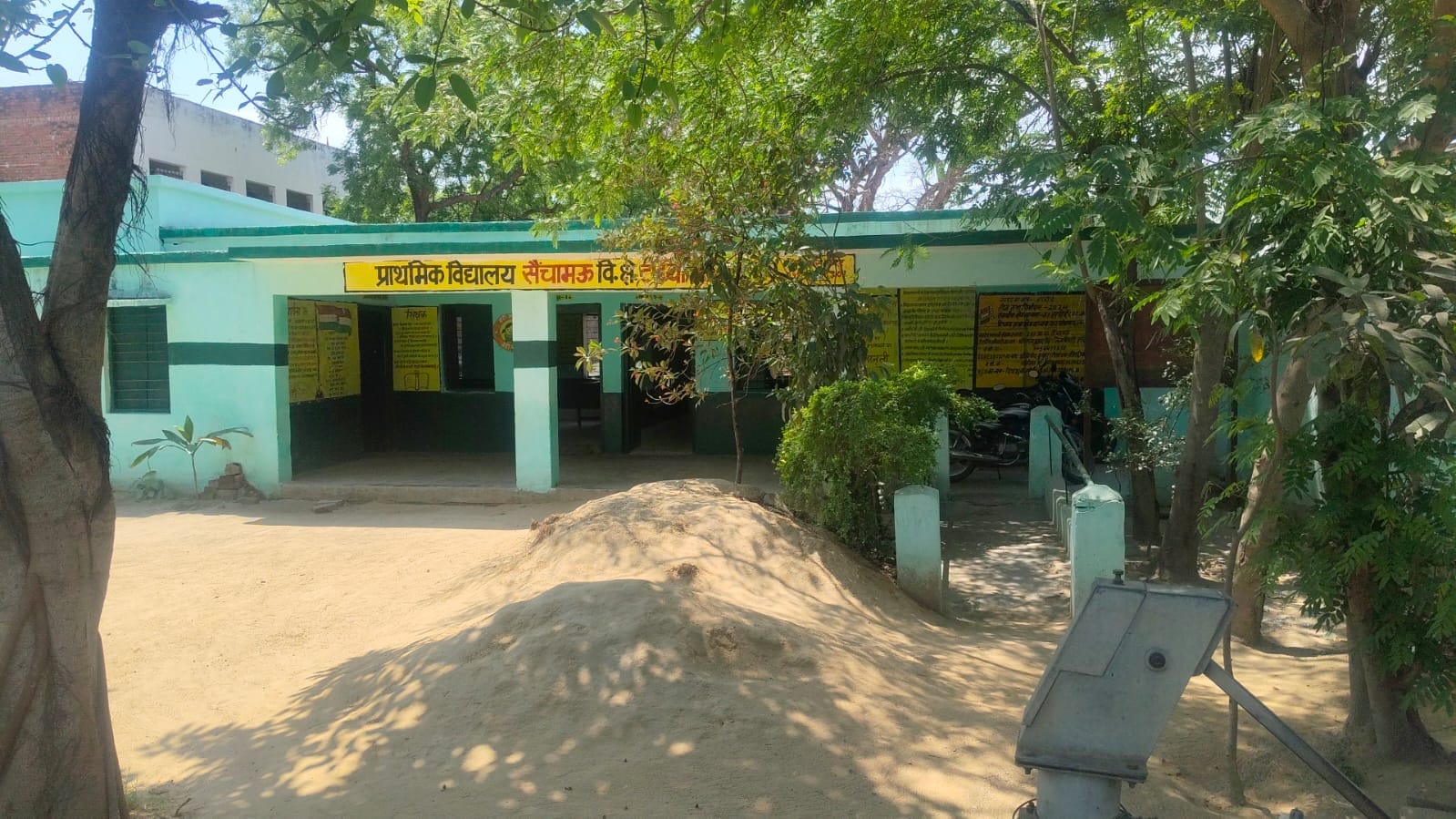फोटो 20: प्राथमिक विद्यालय गद्दीपुरवा में लकड़ी वाले इसी चूल्हे पर बनाया जाता है एमडीएम। संवाद