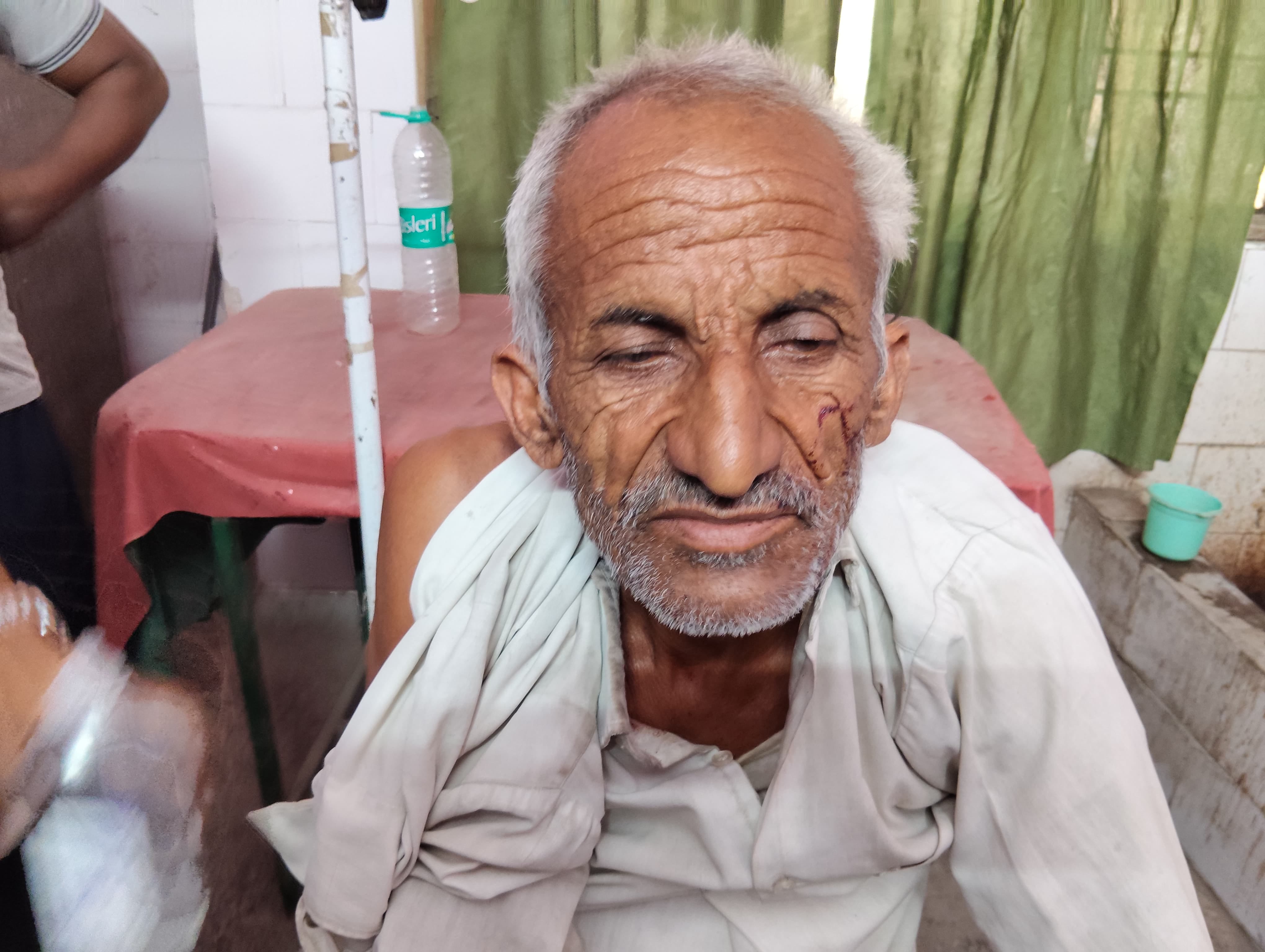 फोटो-21 कायमगंज सीएचसी में जहर खाने से बेहोश प्रवेश। संवाद