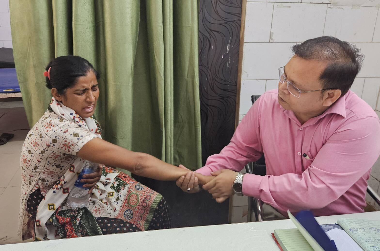 फोटो-21 कायमगंज सीएचसी में जहर खाने से बेहोश प्रवेश। संवाद