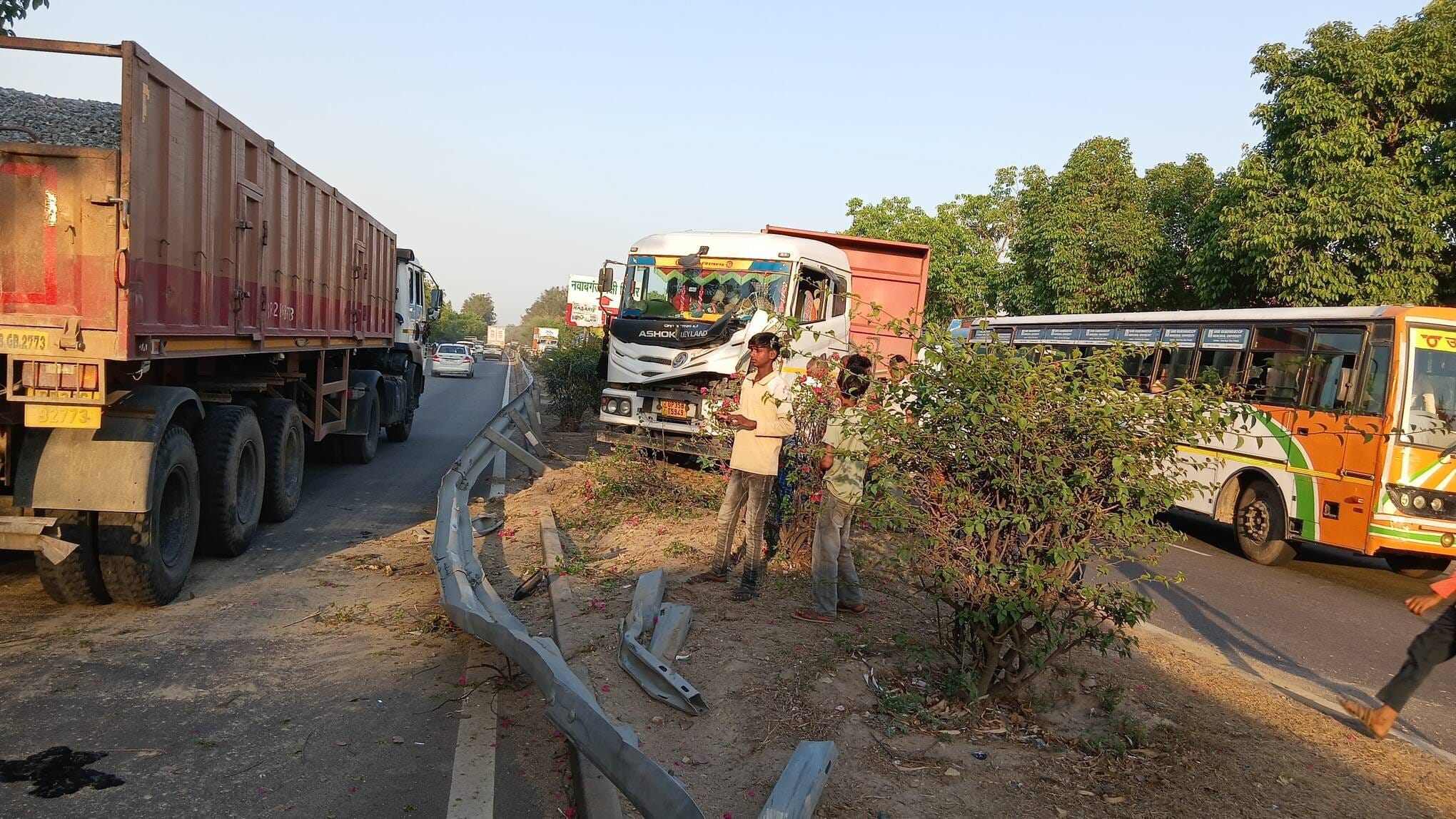 फोटो-21-मकान में घुसी डीसीएम। स्रोत: ग्रामीण