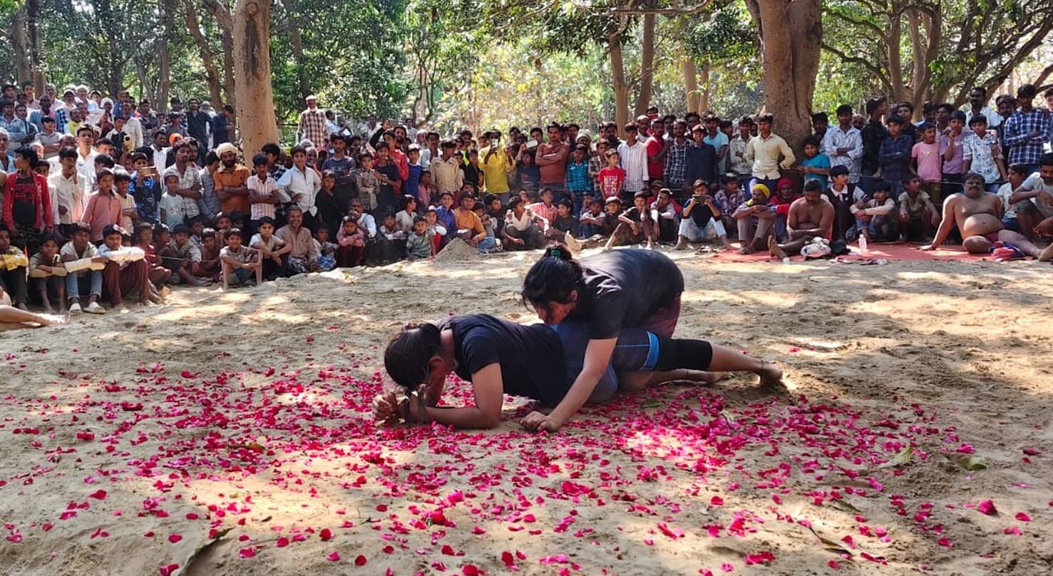 फोटो-26-बलरामपुर के मध्यनगर में दमखम दिखाते पहलवान ।-संवाद फोटो-26-बलरामपुर के मध्यनगर में दमखम दिखाते पहलवान ।-संवाद