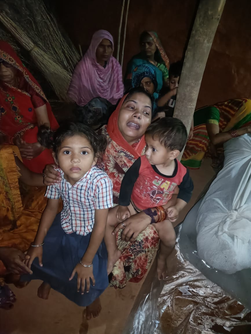 फोटो-35-चचेरे भाइयों की मौत पर बिलखते परिजन। संवाद