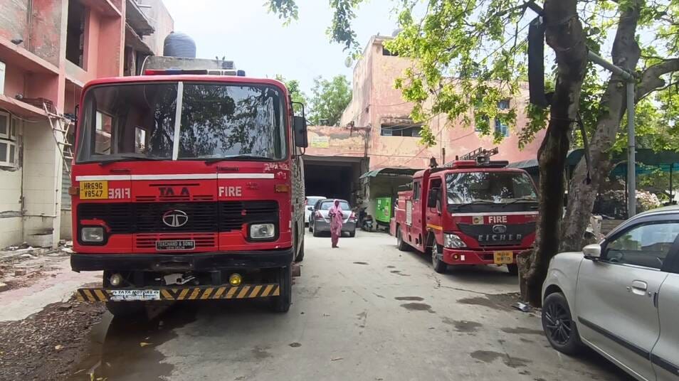 फायर स्टेशन इंचार्ज राजबीर सिंह। 