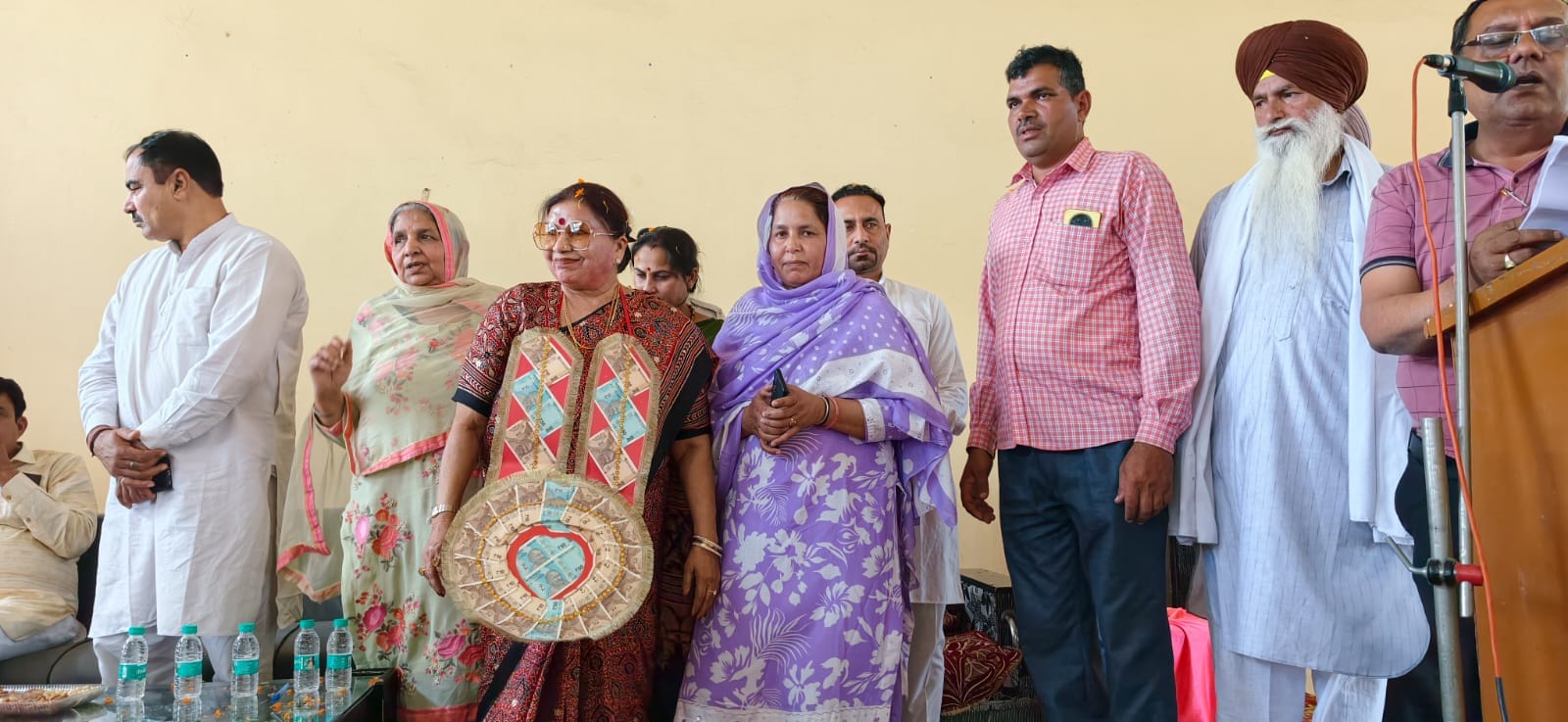 गांव कसेरला खुर्द में विकास कार्याें का उदघाटन करती पूर्व विधायक संतोष चौहान सारवान। संवाद