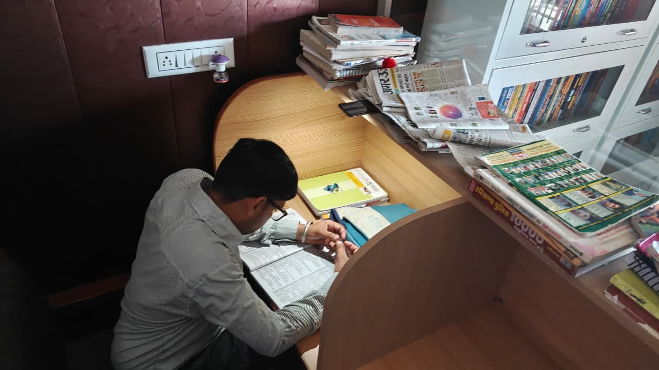 गांव मताना की लाइब्रेरी में लाइट नहीं होने की वजह से मोबाइल की लाइट जलाकर पढ़ते बच्चे। संवाद गांव मताना की लाइब्रेरी में लाइट नहीं होने की वजह से मोबाइल की लाइट जलाकर पढ़ते बच्चे। संवाद