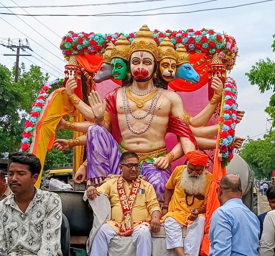 हनुमान जन्मोत्सव के मौके पर निकाली गई शोभायात्रा में कलाकार। (मवाना)