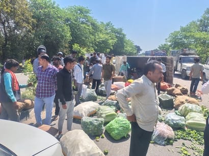 हादसे के बाद बिखरी पड़ीं सब्जियां व घायल डाला सवार। हादसे के बाद बिखरी पड़ीं सब्जियां व घायल डाला सवार।