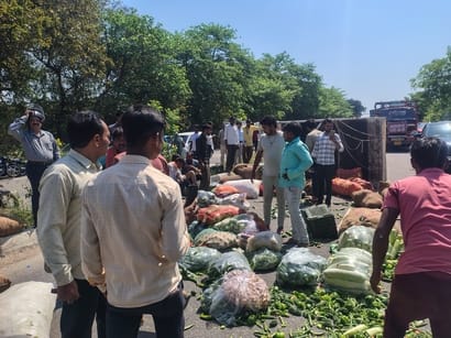हादसे के बाद बिखरी पड़ीं सब्जियां व घायल डाला सवार। हादसे के बाद बिखरी पड़ीं सब्जियां व घायल डाला सवार।