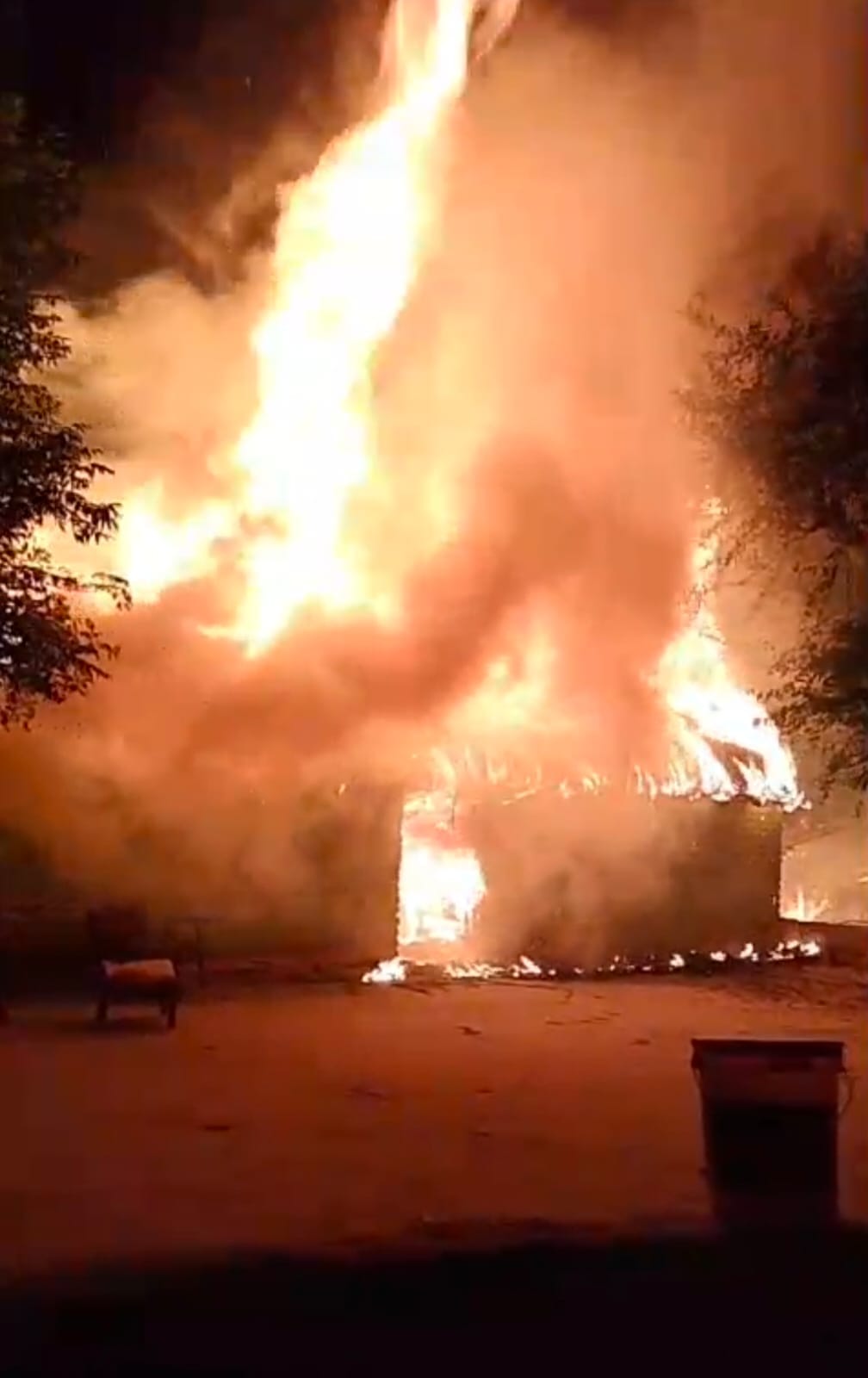 इंदौरा के तहत ग्राम पंचायत उलेहड़ियां में एक घर में लगी आग से जला सामान। जागरूक पाठक