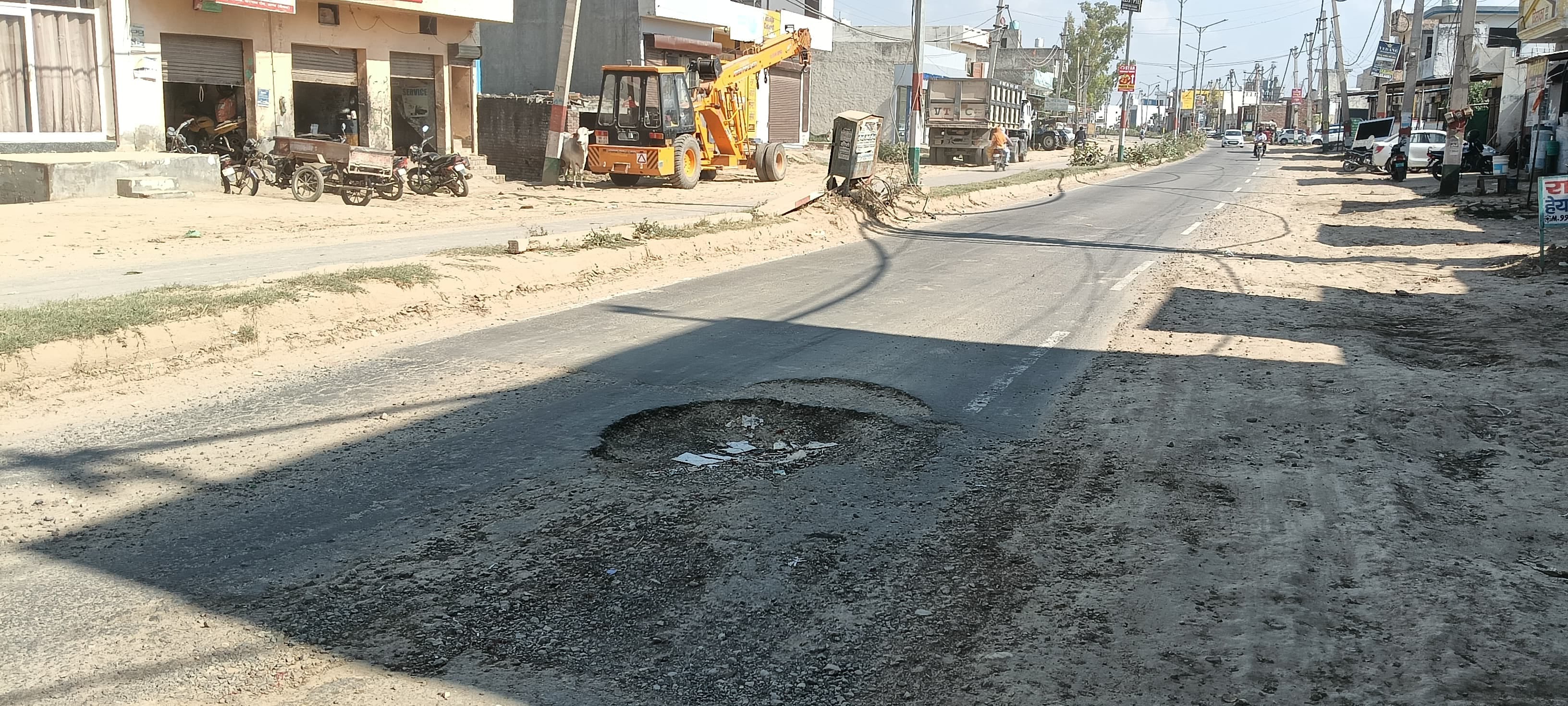 जर्जर हो चुके चीका रोड से गुजरती स्कूटी सवार महिला।