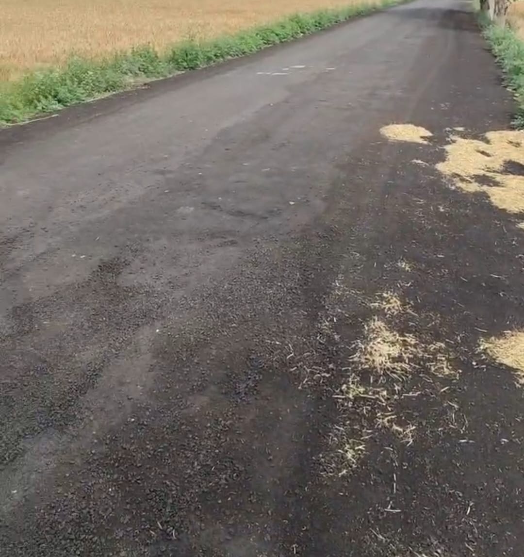 जर्जर हो चुके चीका रोड से गुजरती स्कूटी सवार महिला।