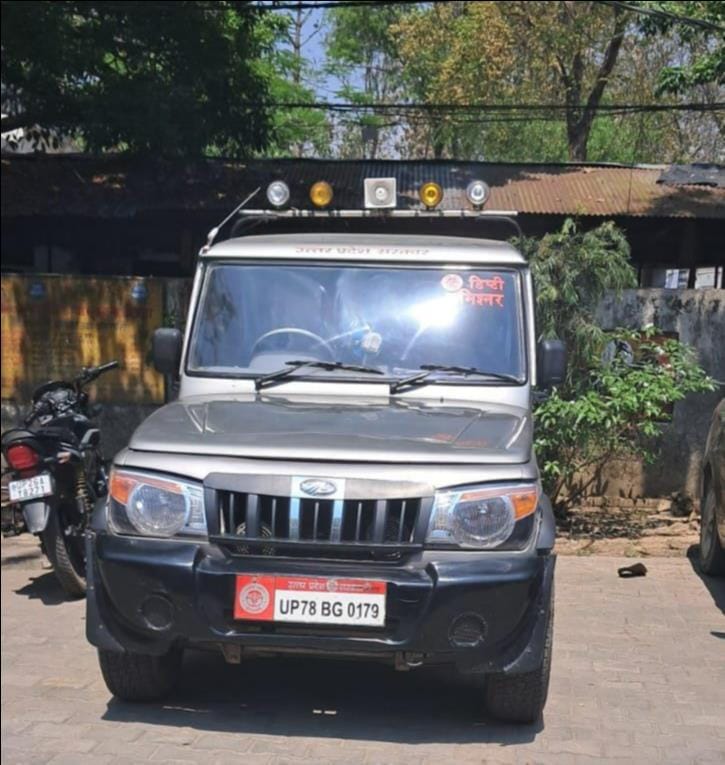 कचहरी परिसर में खड़ी कार पर लगी पुरानी नंबर प्लेट पर लिखे हिंदी में अंक संवाद कचहरी परिसर में खड़ी कार पर लगी पुरानी नंबर प्लेट पर लिखे हिंदी में अंक संवाद