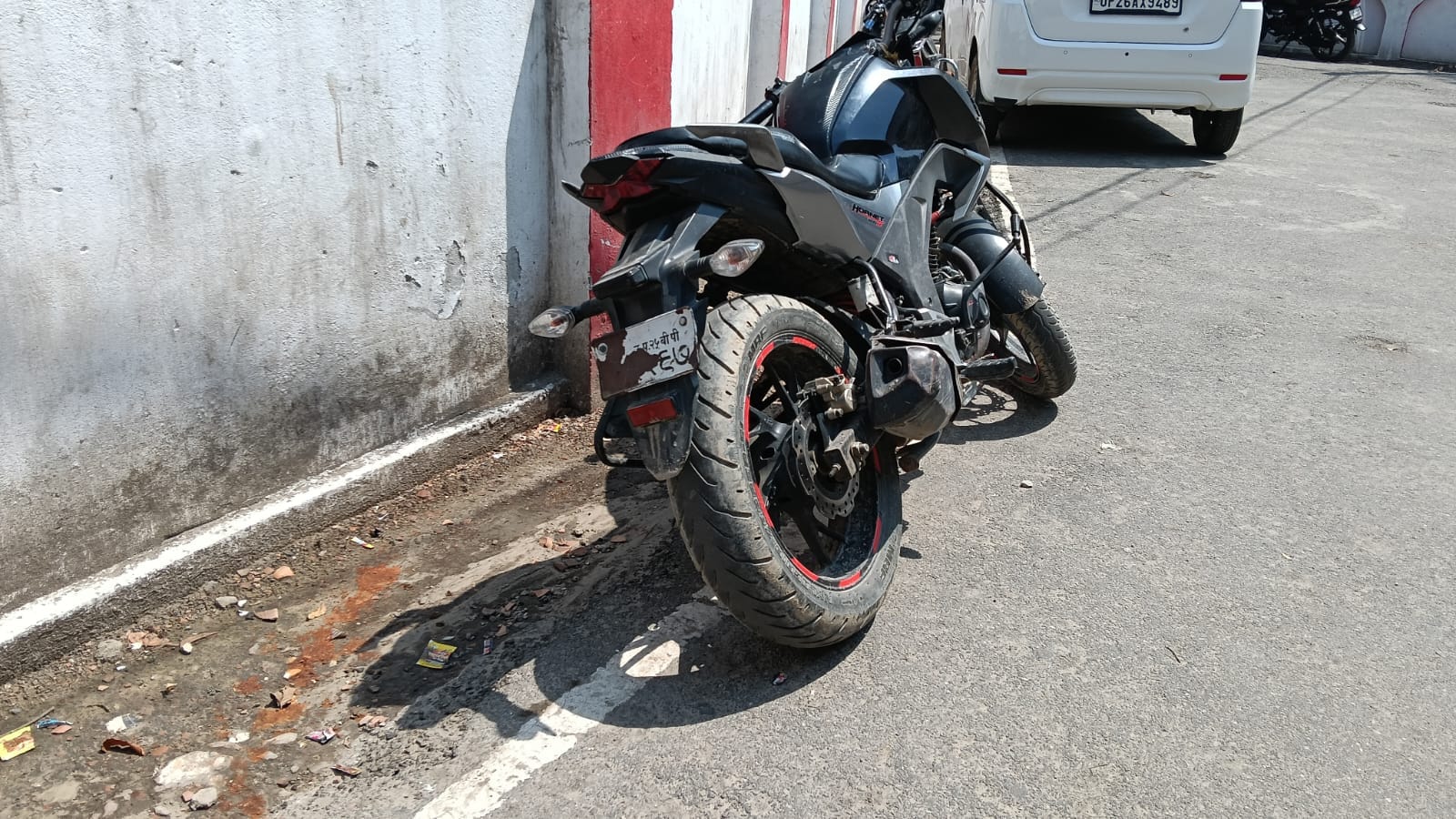 कचहरी परिसर में खड़ी कार पर लगी पुरानी नंबर प्लेट पर लिखे हिंदी में अंक संवाद कचहरी परिसर में खड़ी कार पर लगी पुरानी नंबर प्लेट पर लिखे हिंदी में अंक संवाद